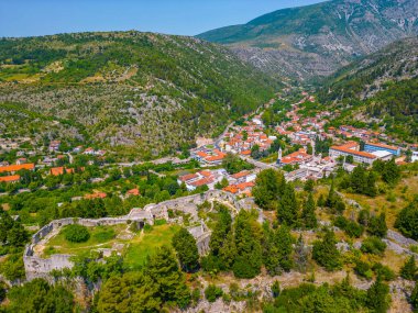 Bosna-Hersek 'in eski ve yeni Stolac kasabasının Panorama manzarası