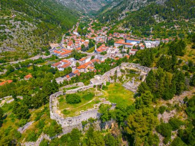 Bosna-Hersek 'in eski ve yeni Stolac kasabasının Panorama manzarası