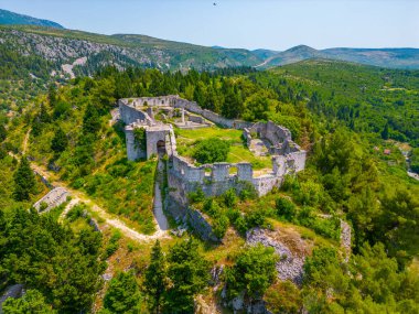 Bosna-Hersek 'in eski Stolac kasabasının Panorama manzarası