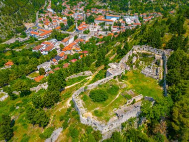 Bosna-Hersek 'in eski ve yeni Stolac kasabasının Panorama manzarası