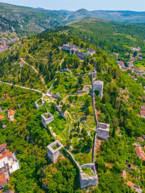 Bosna-Hersek 'in eski Stolac kasabasının Panorama manzarası