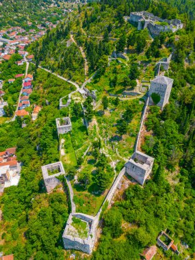 Bosna-Hersek 'in eski Stolac kasabasının Panorama manzarası
