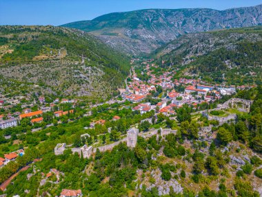 Bosna-Hersek 'in eski ve yeni Stolac kasabasının Panorama manzarası