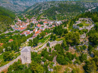 Bosna-Hersek 'in eski ve yeni Stolac kasabasının Panorama manzarası