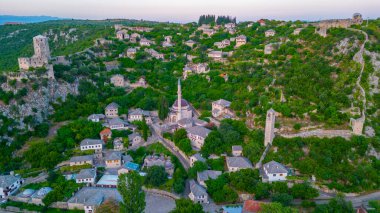 Bosna-Hersek 'teki Pocitelj köyünün günbatımı manzarası