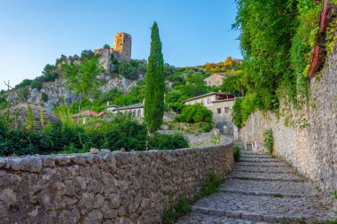 Bosna-Hersek 'teki Pocitelj köyünün gün batımı manzarası
