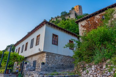 Bosna-Hersek 'teki Pocitelj köyünün gün batımı manzarası