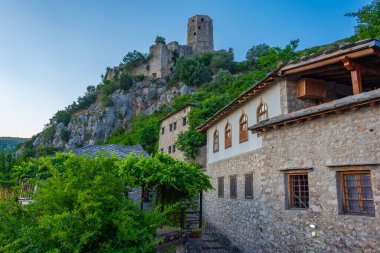 Bosna-Hersek 'teki Pocitelj köyünün gün batımı manzarası