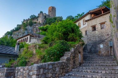 Bosna-Hersek 'teki Pocitelj köyünün gün batımı manzarası