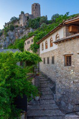 Bosna-Hersek 'teki Pocitelj köyünün gün batımı manzarası