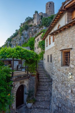 Bosna-Hersek 'teki Pocitelj köyünün gün batımı manzarası