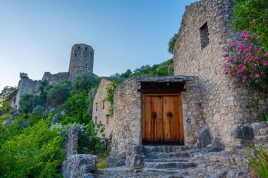 Bosna-Hersek 'teki Pocitelj köyünün gün batımı manzarası