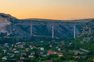 Bosna-Hersek 'teki Pocitelj köprüsünün gün batımı manzarası