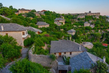 Bosna-Hersek 'teki Pocitelj köyünün gün batımı manzarası