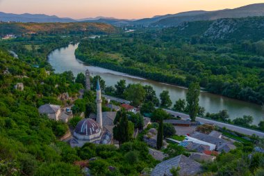 Bosna-Hersek 'teki Pocitelj köyünün gün batımı manzarası