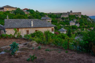 Bosna-Hersek 'teki Pocitelj köyünün gün batımı manzarası