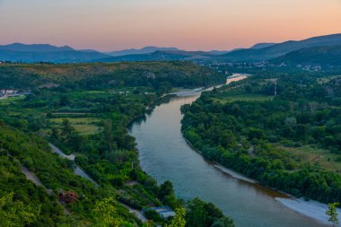 Bosna-Hersek 'teki Neretva nehir vadisi manzarası