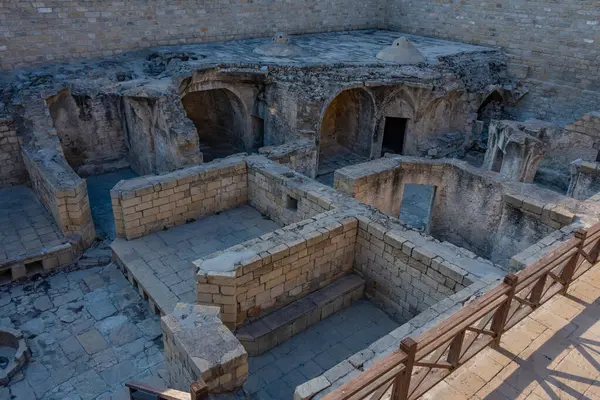 Bakü, Azerbaycan 'daki Shirvanshahs Sarayı' nın avlusu.