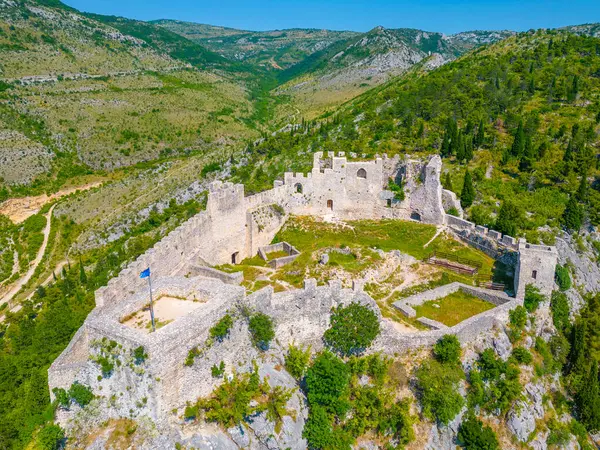 Bosna-Hersek 'teki Blagaj kalesinin manzarası