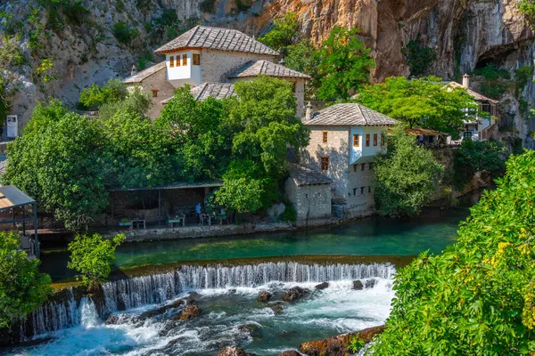 Blagaj Tekke - Bosna-Hersek 'teki su kıyısındaki uçurumlara inşa edilen tarihi Sufi manastırı