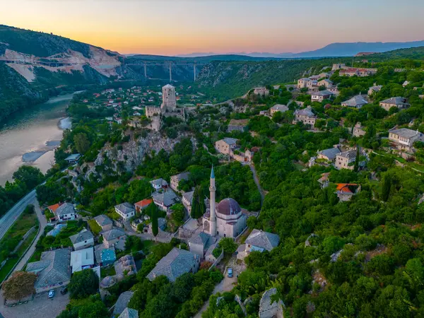 Bosna-Hersek 'teki Pocitelj köyünün günbatımı manzarası