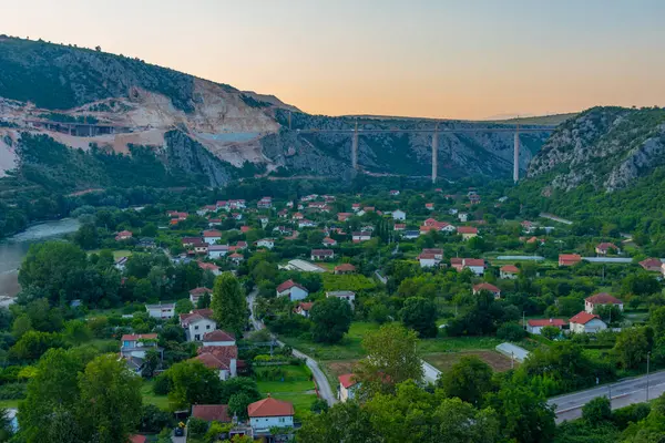 Bosna-Hersek 'teki Pocitelj köprüsünün gün batımı manzarası