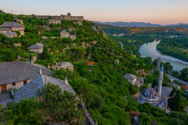 Bosna-Hersek 'teki Pocitelj köyünün gün batımı manzarası