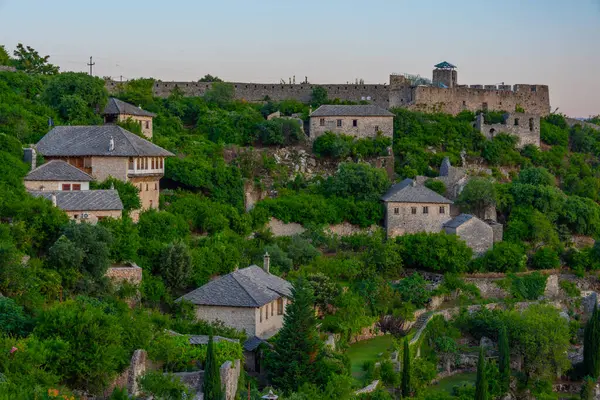 Bosna-Hersek 'teki Pocitelj köyünün gün batımı manzarası