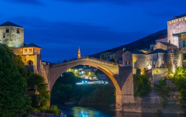Bosna-Hersek 'teki eski Mostar köprüsünün günbatımı manzarası