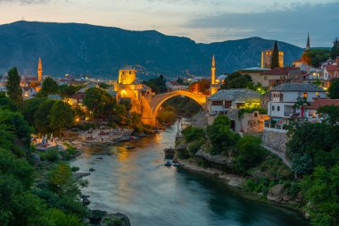 Bosna-Hersek 'teki eski Mostar köprüsünün günbatımı manzarası