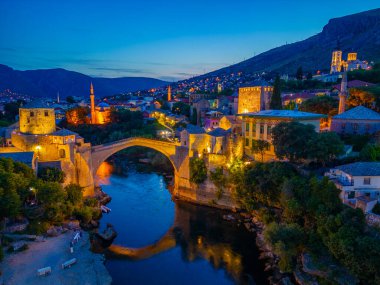 Bosna-Hersek 'teki eski Mostar köprüsünün günbatımı manzarası