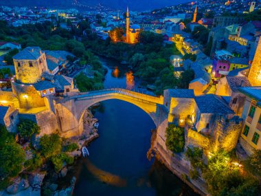 Bosna-Hersek 'teki eski Mostar köprüsünün günbatımı manzarası