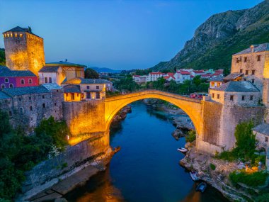 Bosna-Hersek 'teki eski Mostar köprüsünün günbatımı manzarası