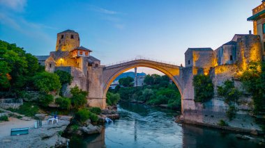 Bosna-Hersek 'teki eski Mostar köprüsünün günbatımı manzarası