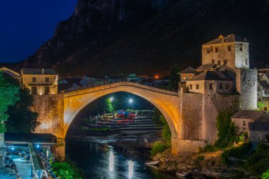 Bosna-Hersek 'teki eski Mostar köprüsünün günbatımı manzarası