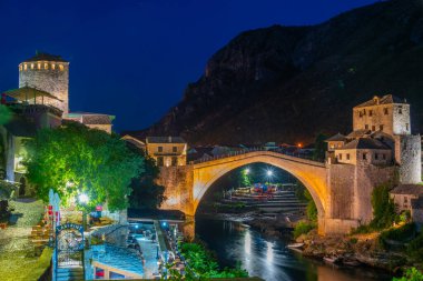 Bosna-Hersek 'teki eski Mostar köprüsünün günbatımı manzarası