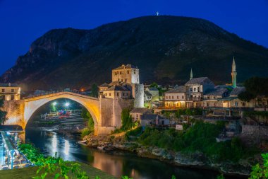 Bosna-Hersek 'teki eski Mostar köprüsünün günbatımı manzarası