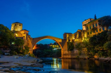 Bosna-Hersek 'teki eski Mostar köprüsünün günbatımı manzarası
