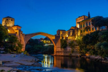 Bosna-Hersek 'teki eski Mostar köprüsünün günbatımı manzarası