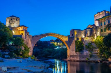 Bosna-Hersek 'teki eski Mostar köprüsünün günbatımı manzarası