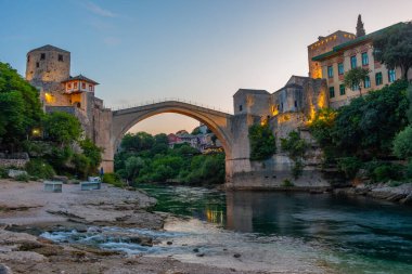 Bosna-Hersek 'teki eski Mostar köprüsünün günbatımı manzarası
