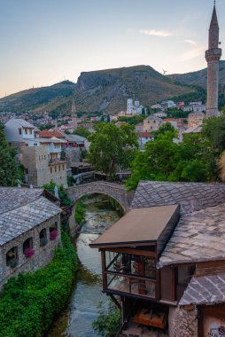 Bosna-Hersek 'in Mostar kentindeki Kriva Cuprija küçük taş köprüsü