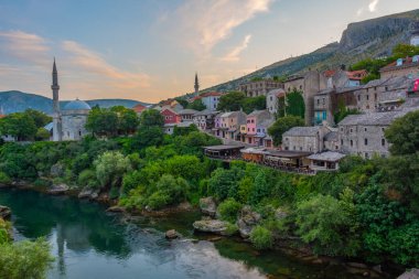 Bosna-Hersek 'in eski Mostar kentinin gündoğumu manzarası