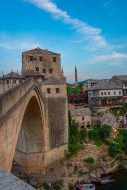 Bosna-Hersek 'teki eski Mostar köprüsünün gün doğumu manzarası