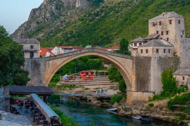 Bosna-Hersek 'teki eski Mostar köprüsünün gün doğumu manzarası