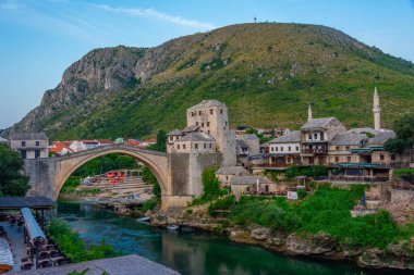 Bosna-Hersek 'teki eski Mostar köprüsünün gün doğumu manzarası