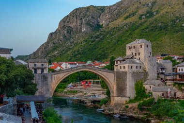 Bosna-Hersek 'teki eski Mostar köprüsünün gün doğumu manzarası