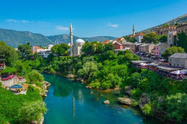 Bosna-Hersek 'in eski Mostar kentinde Neretva' nın Riverside kenti