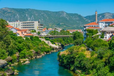 Bosna-Hersek 'in eski Mostar kentinde Neretva' nın Riverside kenti