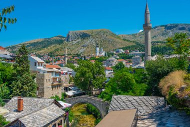 Bosna-Hersek 'in Mostar kentindeki Kriva Cuprija küçük taş köprüsü